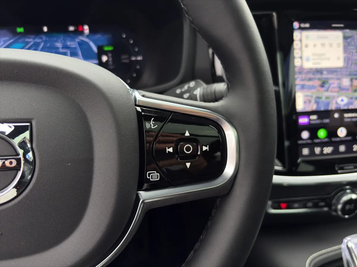 2.0 T8 Plug-in hybrid AWD Plus Dark | Harman Kardon | Stoel + Stuur Verwarming | Panoramadak | Trekhaak | 360 Camera |