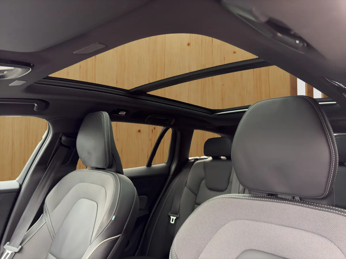 2.0 T8 Plug-in hybrid AWD Plus Dark | Harman Kardon | Stoel + Stuur Verwarming | Panoramadak | Trekhaak | 360 Camera |