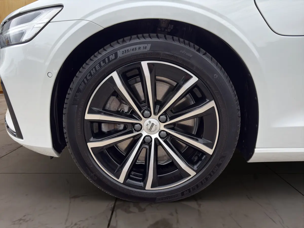 2.0 T8 Plug-in hybrid AWD Plus Dark | Harman Kardon | Stoel + Stuur Verwarming | Panoramadak | Trekhaak | 360 Camera |