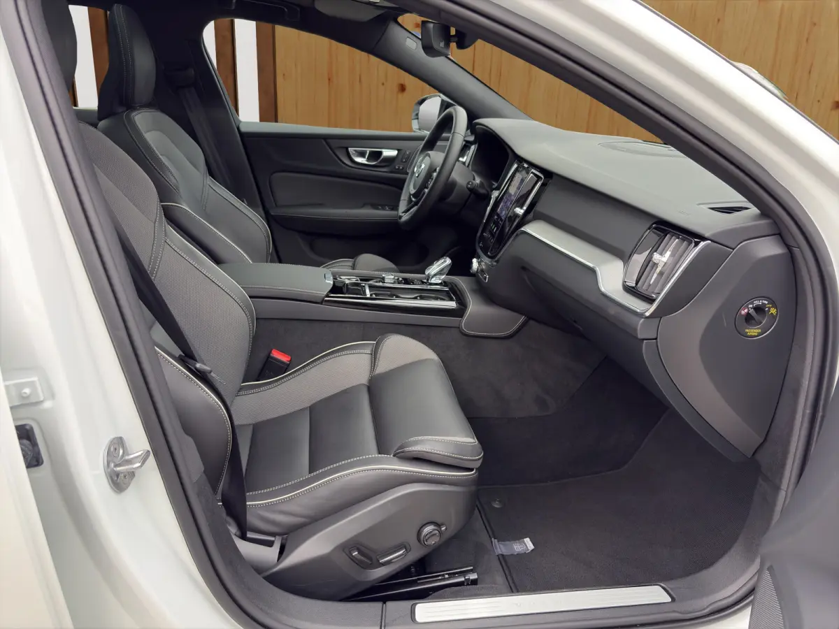 2.0 T8 Plug-in hybrid AWD Plus Dark | Harman Kardon | Stoel + Stuur Verwarming | Panoramadak | Trekhaak | 360 Camera |