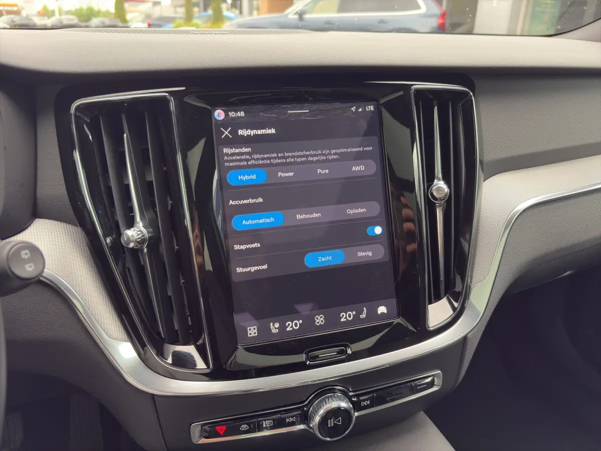 2.0 T8 Plug-in hybrid AWD Plus Dark | Harman Kardon | Stoel + Stuur Verwarming | Panoramadak | Trekhaak | 360 Camera |