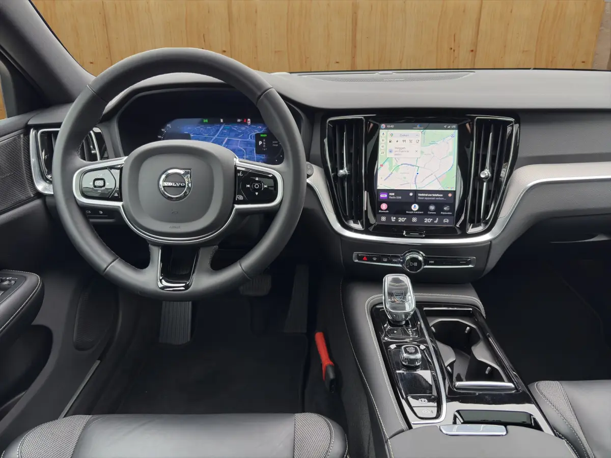 2.0 T8 Plug-in hybrid AWD Plus Dark | Harman Kardon | Stoel + Stuur Verwarming | Panoramadak | Trekhaak | 360 Camera |