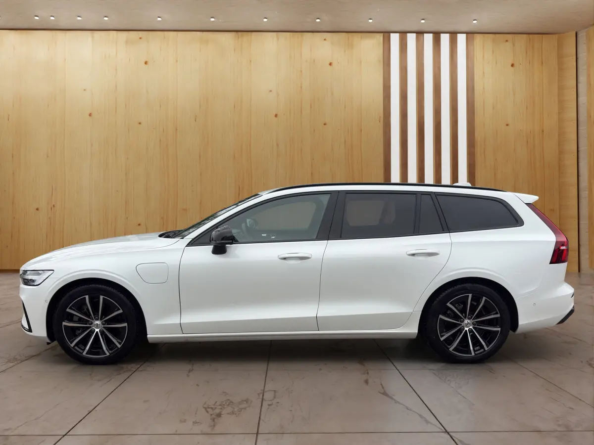 2.0 T8 Plug-in hybrid AWD Plus Dark | Harman Kardon | Stoel + Stuur Verwarming | Panoramadak | Trekhaak | 360 Camera |