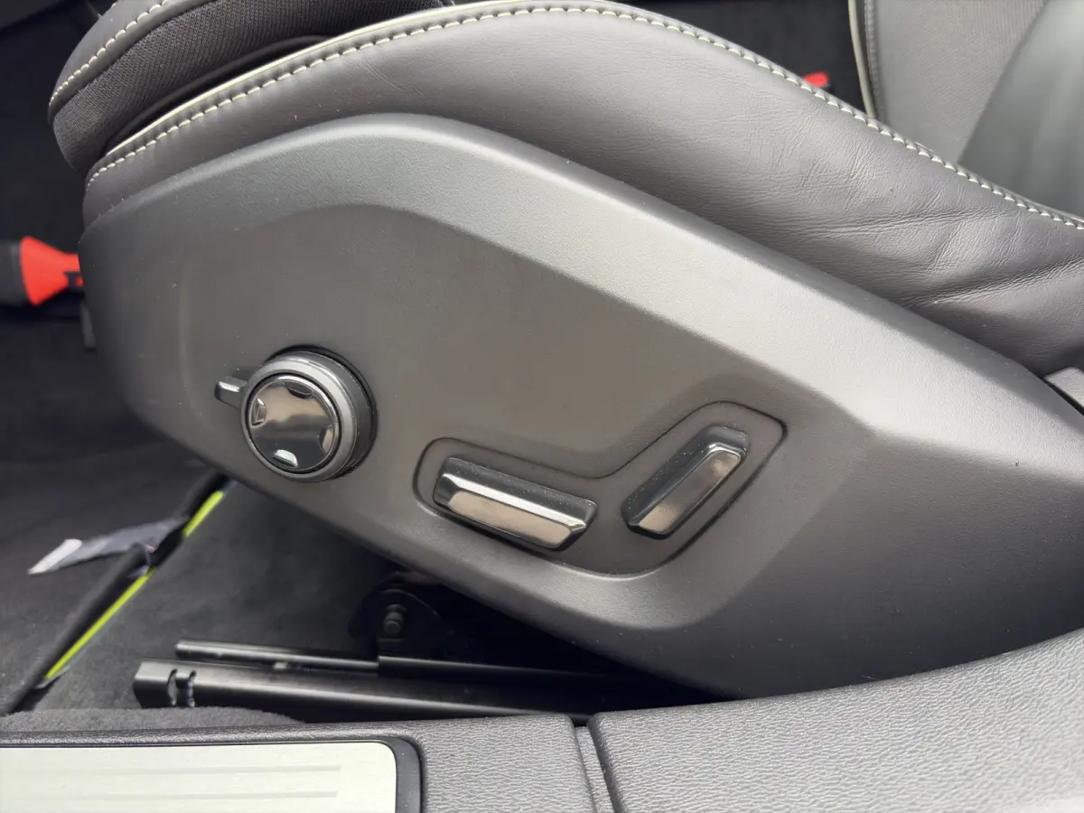 2.0 T8 Plug-in hybrid AWD Plus Dark | Harman Kardon | Stoel + Stuur Verwarming | Panoramadak | Trekhaak | 360 Camera |
