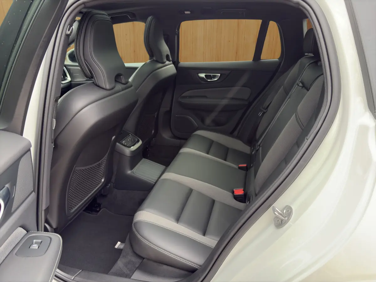 2.0 T8 Plug-in hybrid AWD Plus Dark | Harman Kardon | Stoel + Stuur Verwarming | Panoramadak | Trekhaak | 360 Camera |