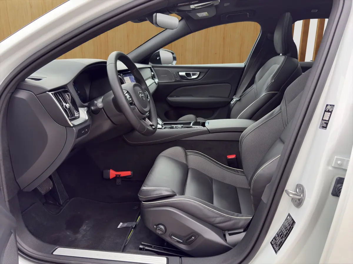 2.0 T8 Plug-in hybrid AWD Plus Dark | Harman Kardon | Stoel + Stuur Verwarming | Panoramadak | Trekhaak | 360 Camera |
