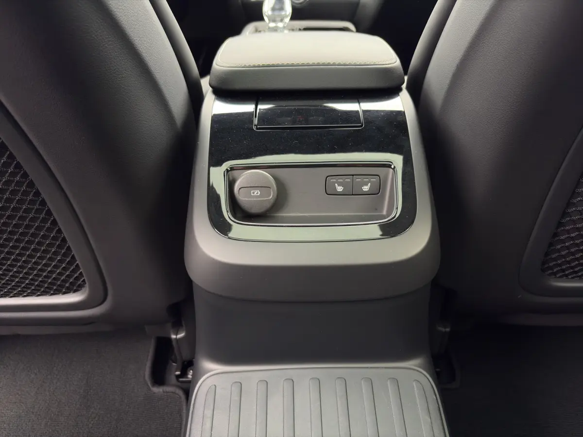2.0 T8 Plug-in hybrid AWD Plus Dark | Harman Kardon | Stoel + Stuur Verwarming | Panoramadak | Trekhaak | 360 Camera |