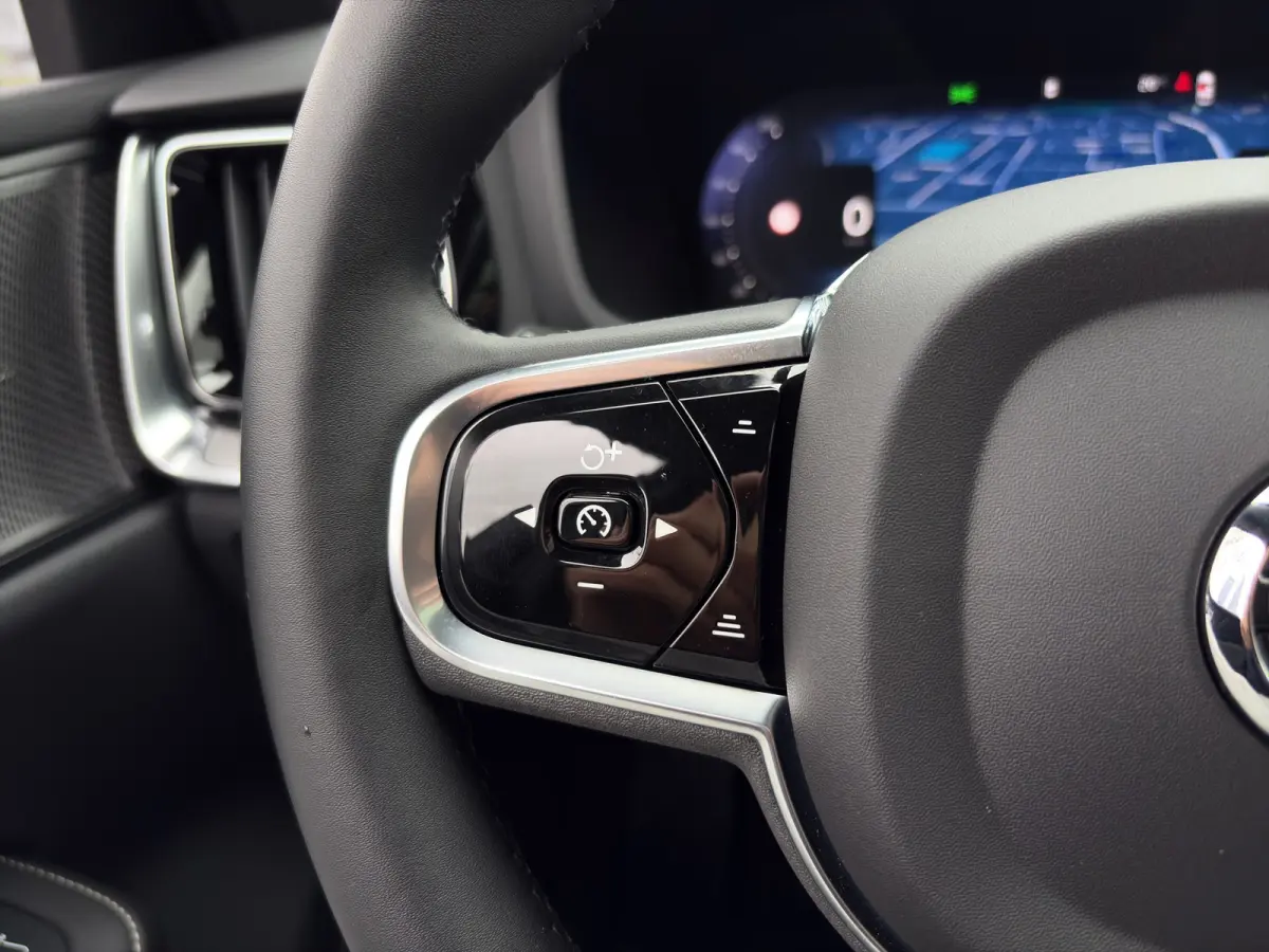 2.0 T8 Plug-in hybrid AWD Plus Dark | Harman Kardon | Stoel + Stuur Verwarming | Panoramadak | Trekhaak | 360 Camera |