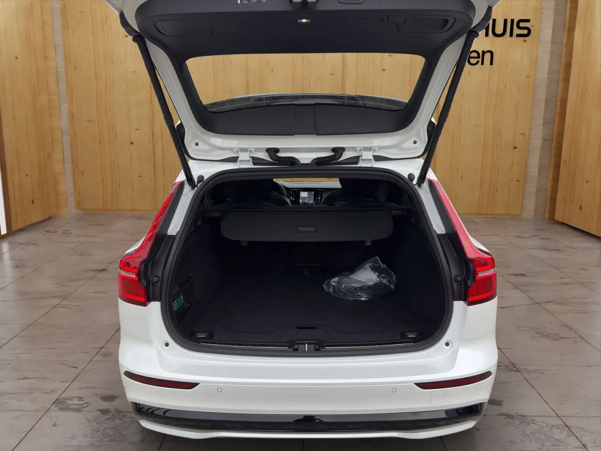 2.0 T8 Plug-in hybrid AWD Plus Dark | Harman Kardon | Stoel + Stuur Verwarming | Panoramadak | Trekhaak | 360 Camera |
