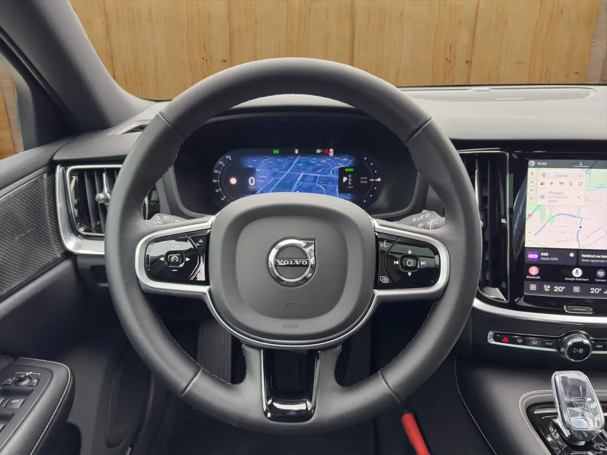 2.0 T8 Plug-in hybrid AWD Plus Dark | Harman Kardon | Stoel + Stuur Verwarming | Panoramadak | Trekhaak | 360 Camera |