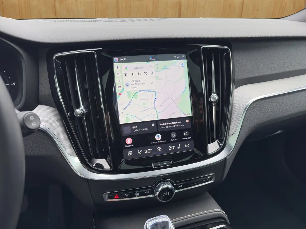 2.0 T8 Plug-in hybrid AWD Plus Dark | Harman Kardon | Stoel + Stuur Verwarming | Panoramadak | Trekhaak | 360 Camera |