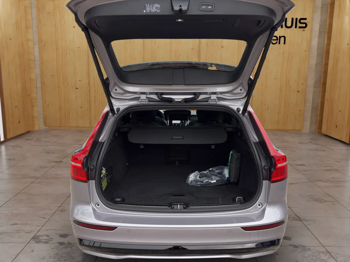 2.0 T8 Plug-in hybrid AWD Plus Dark | Harman Kardon | Stoel + Stuur Verwarming | Panoramadak | Trekhaak | 360 Camera |