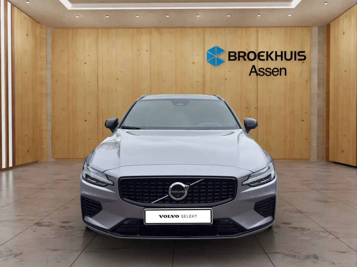 2.0 T8 Plug-in hybrid AWD Plus Dark | Harman Kardon | Stoel + Stuur Verwarming | Panoramadak | Trekhaak | 360 Camera |