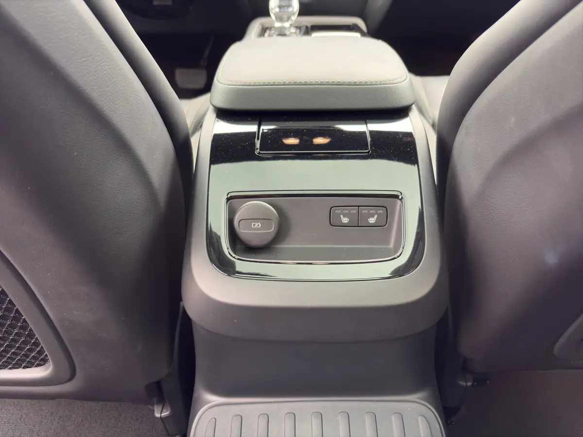 2.0 T8 Plug-in hybrid AWD Plus Dark | Harman Kardon | Stoel + Stuur Verwarming | Panoramadak | Trekhaak | 360 Camera |