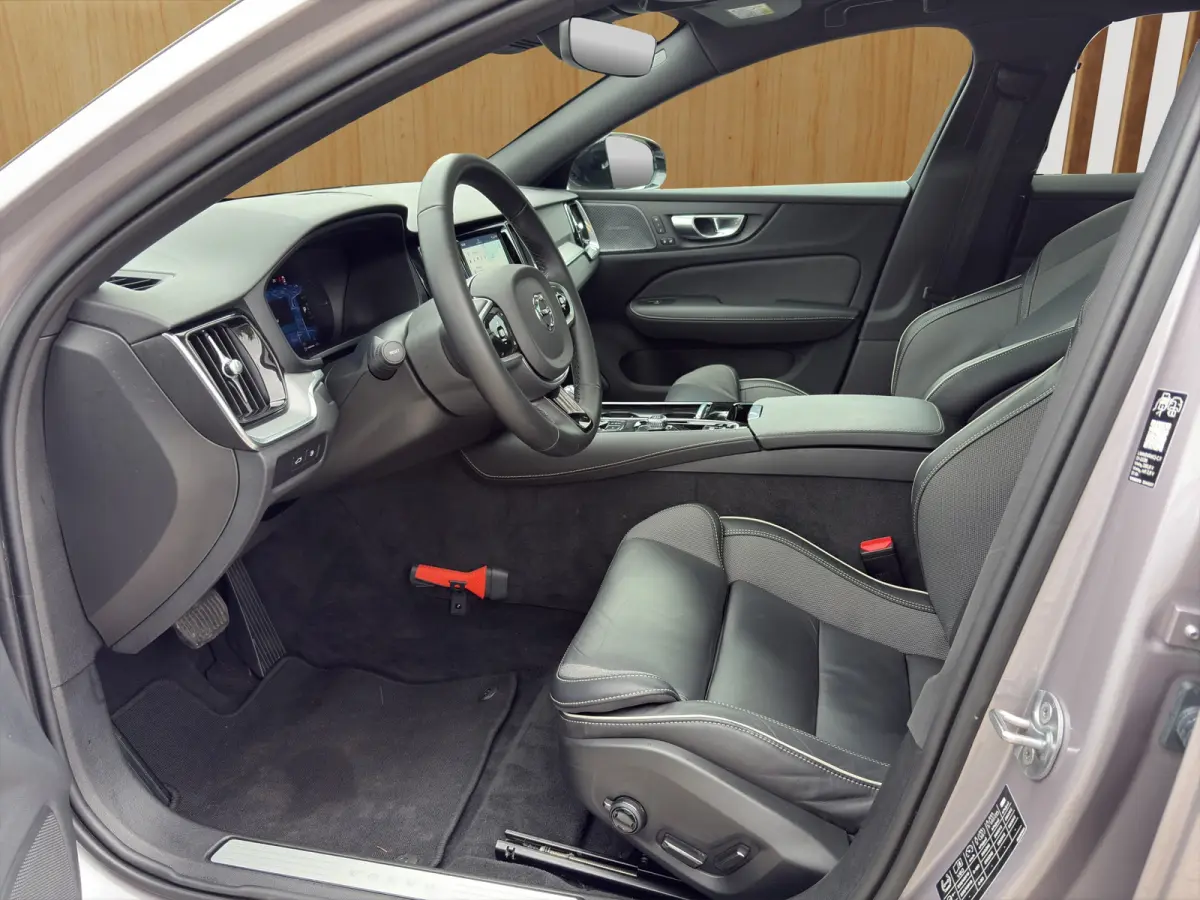 2.0 T8 Plug-in hybrid AWD Plus Dark | Harman Kardon | Stoel + Stuur Verwarming | Panoramadak | Trekhaak | 360 Camera |