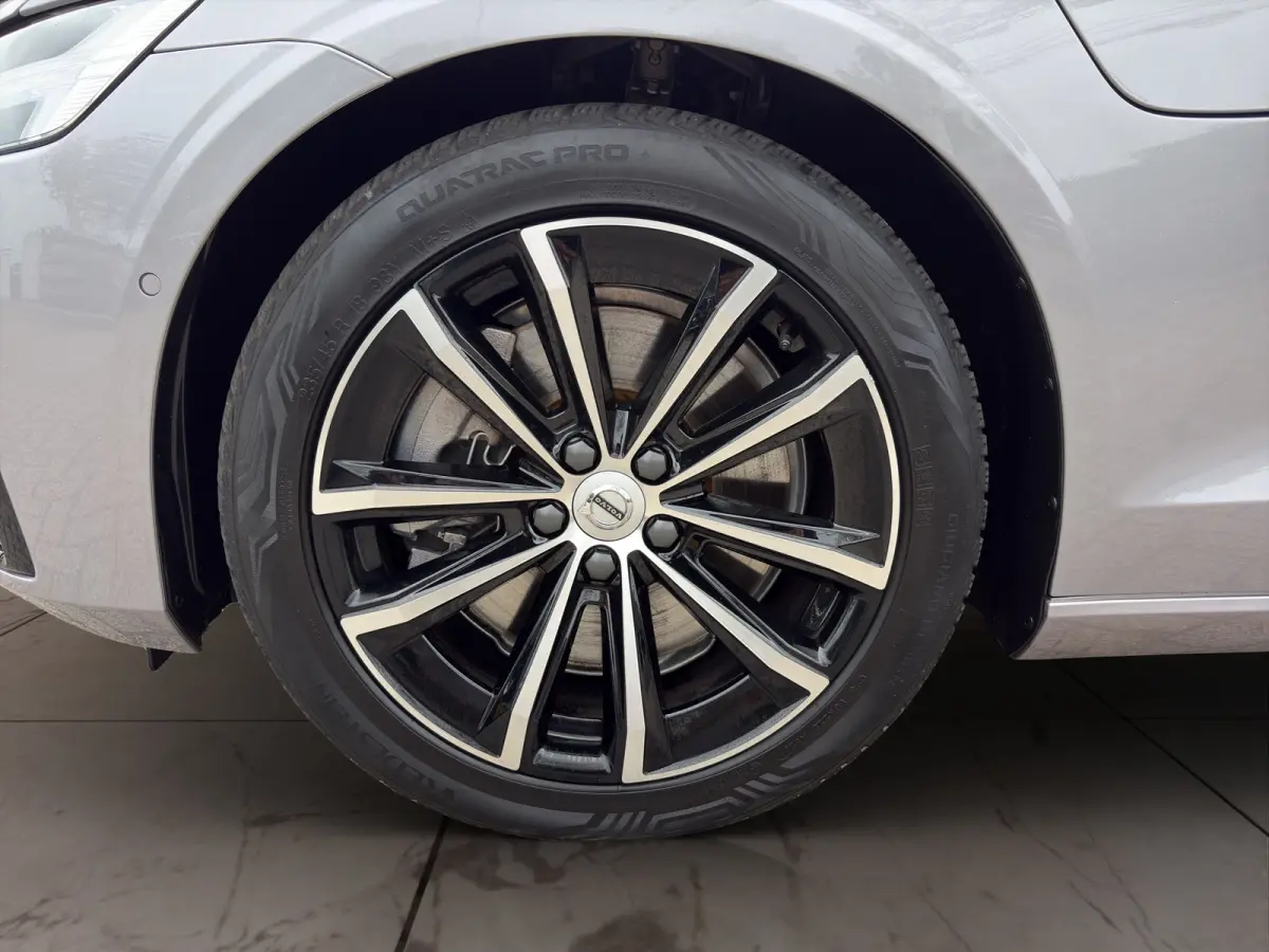 2.0 T8 Plug-in hybrid AWD Plus Dark | Harman Kardon | Stoel + Stuur Verwarming | Panoramadak | Trekhaak | 360 Camera |