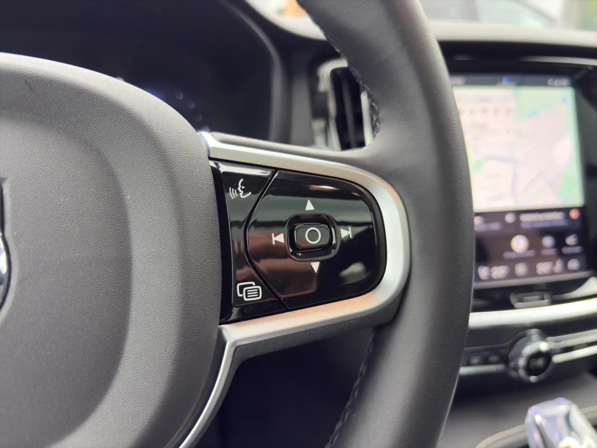 2.0 T8 Plug-in hybrid AWD Plus Dark | Harman Kardon | Stoel + Stuur Verwarming | Panoramadak | Trekhaak | 360 Camera |