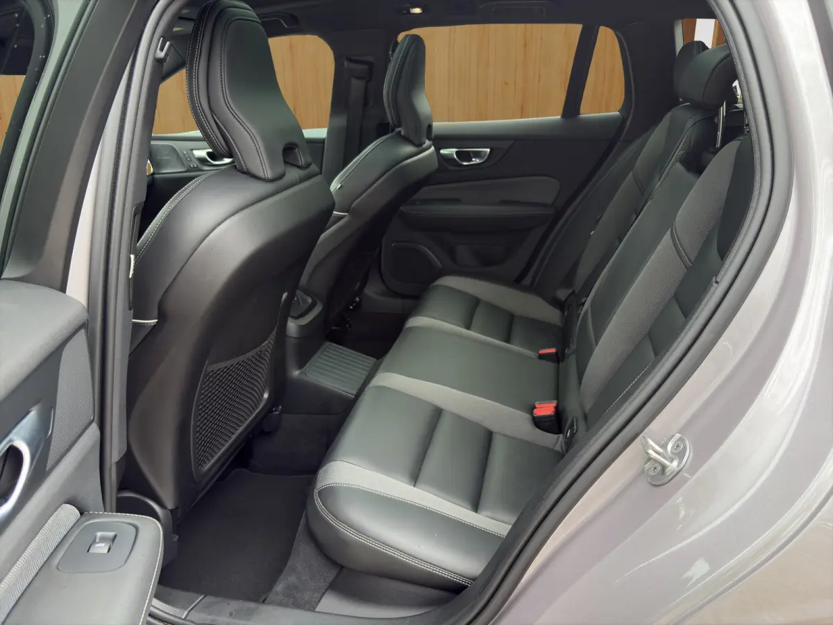 2.0 T8 Plug-in hybrid AWD Plus Dark | Harman Kardon | Stoel + Stuur Verwarming | Panoramadak | Trekhaak | 360 Camera |