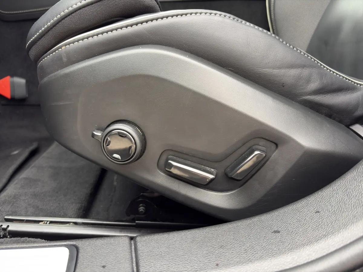 2.0 T8 Plug-in hybrid AWD Plus Dark | Harman Kardon | Stoel + Stuur Verwarming | Panoramadak | Trekhaak | 360 Camera |