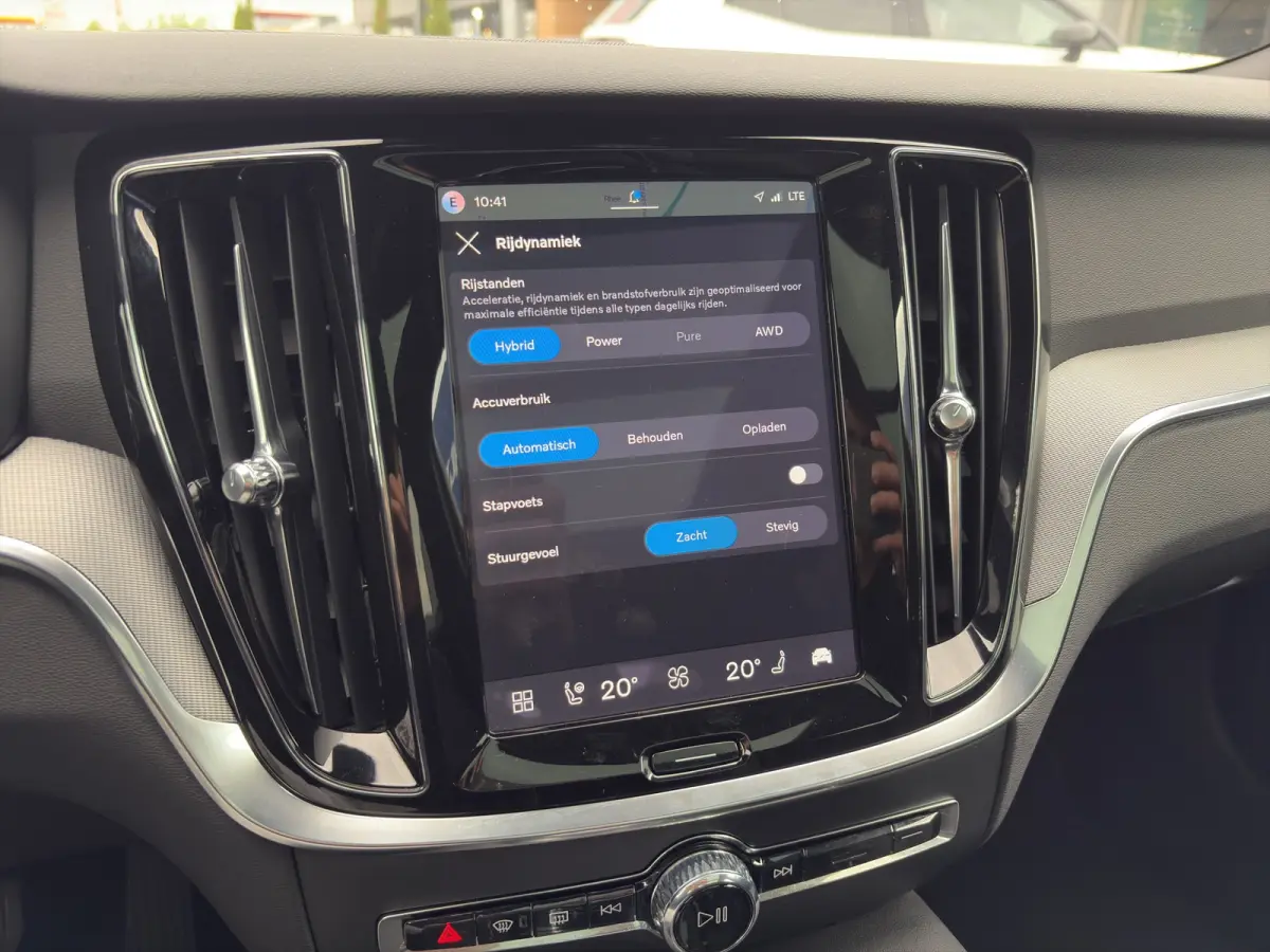 2.0 T8 Plug-in hybrid AWD Plus Dark | Harman Kardon | Stoel + Stuur Verwarming | Panoramadak | Trekhaak | 360 Camera |