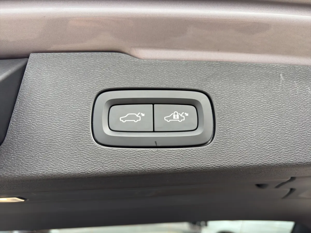 2.0 T8 Plug-in hybrid AWD Plus Dark | Harman Kardon | Stoel + Stuur Verwarming | Panoramadak | Trekhaak | 360 Camera |