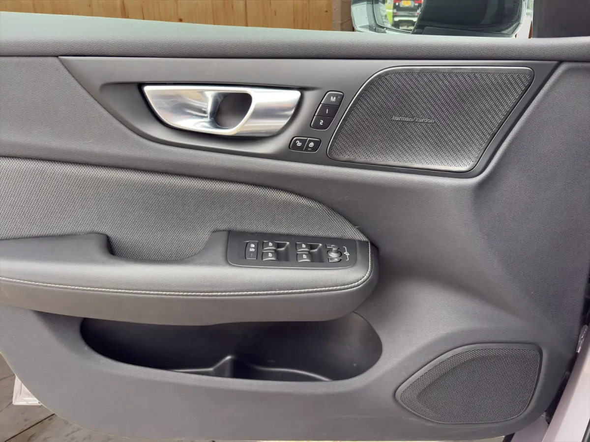 2.0 T8 Plug-in hybrid AWD Plus Dark | Harman Kardon | Stoel + Stuur Verwarming | Panoramadak | Trekhaak | 360 Camera |