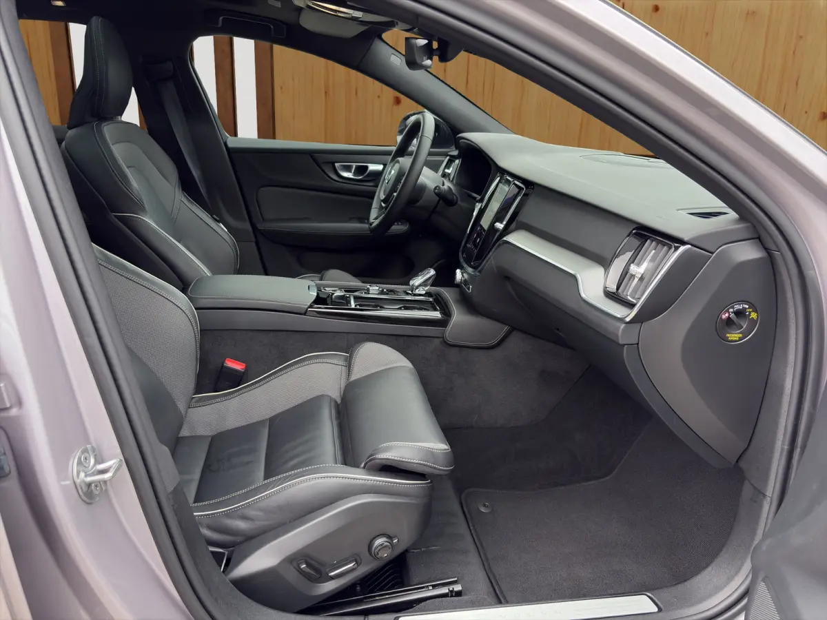 2.0 T8 Plug-in hybrid AWD Plus Dark | Harman Kardon | Stoel + Stuur Verwarming | Panoramadak | Trekhaak | 360 Camera |