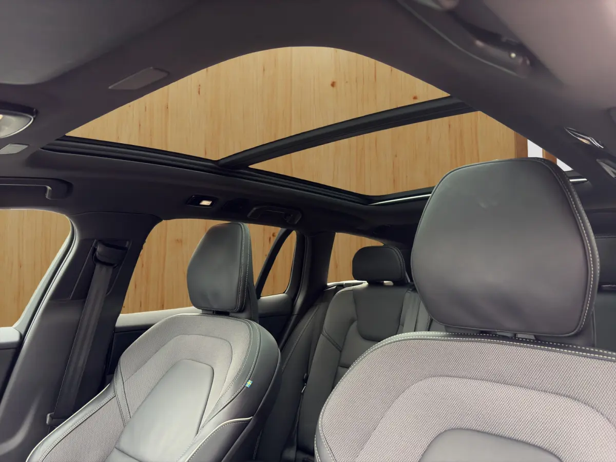 2.0 T8 Plug-in hybrid AWD Plus Dark | Harman Kardon | Stoel + Stuur Verwarming | Panoramadak | Trekhaak | 360 Camera |
