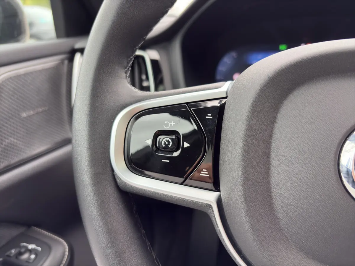 2.0 T8 Plug-in hybrid AWD Plus Dark | Harman Kardon | Stoel + Stuur Verwarming | Panoramadak | Trekhaak | 360 Camera |