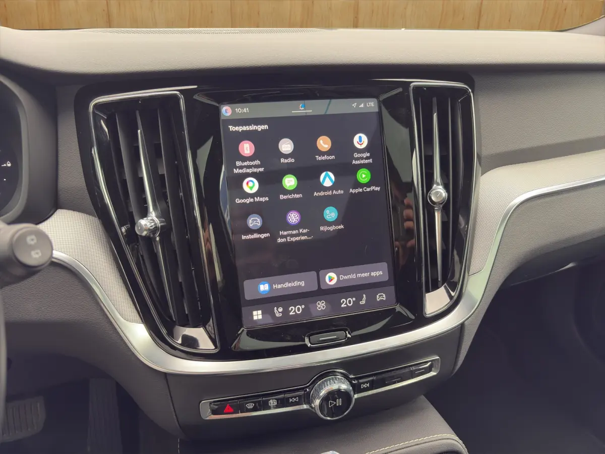 2.0 T8 Plug-in hybrid AWD Plus Dark | Harman Kardon | Stoel + Stuur Verwarming | Panoramadak | Trekhaak | 360 Camera |