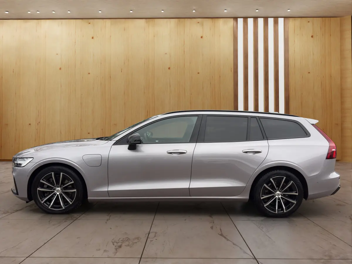2.0 T8 Plug-in hybrid AWD Plus Dark | Harman Kardon | Stoel + Stuur Verwarming | Panoramadak | Trekhaak | 360 Camera |