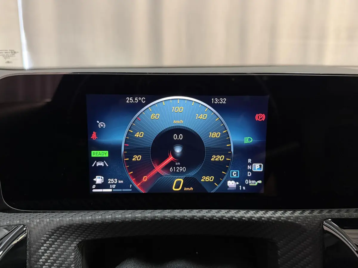 250 e 17"/Dodehoek/Camera/PDC v+a/Apple Carplay & Android Auto/DAB/Navigatie/Climate