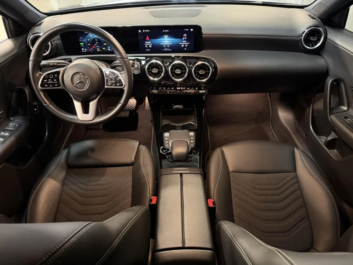 250 e 17"/Dodehoek/Camera/PDC v+a/Apple Carplay & Android Auto/DAB/Navigatie/Climate