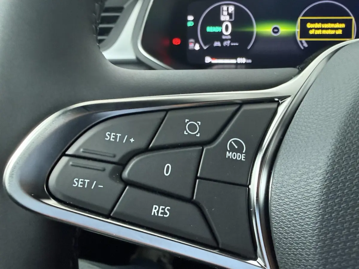 evolution full hybrid E-Tech 160 | pack navigation & comfort | verlenging connected services openR link met vijf jaar |