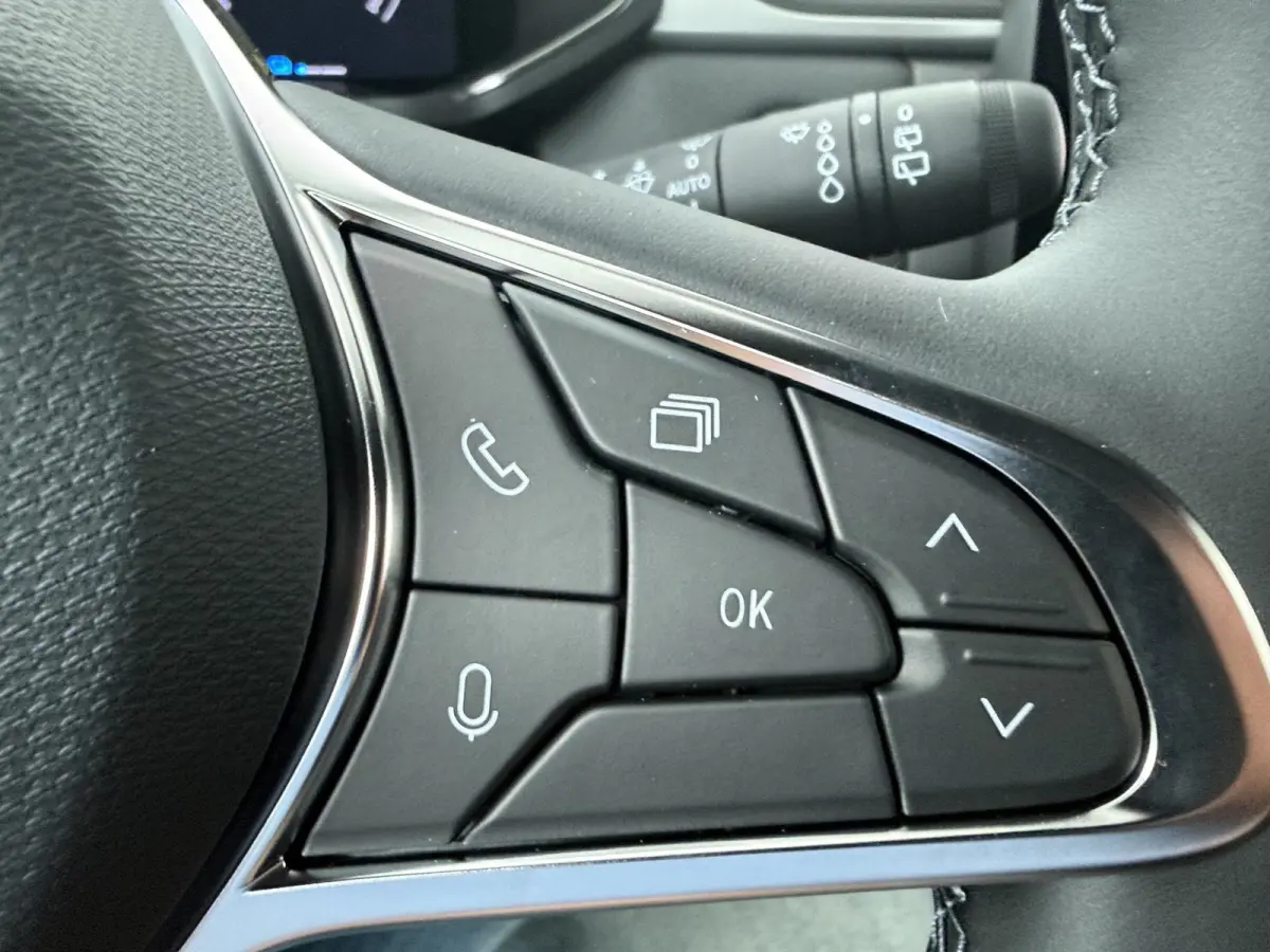 evolution full hybrid E-Tech 160 | pack navigation & comfort | verlenging connected services openR link met vijf jaar |
