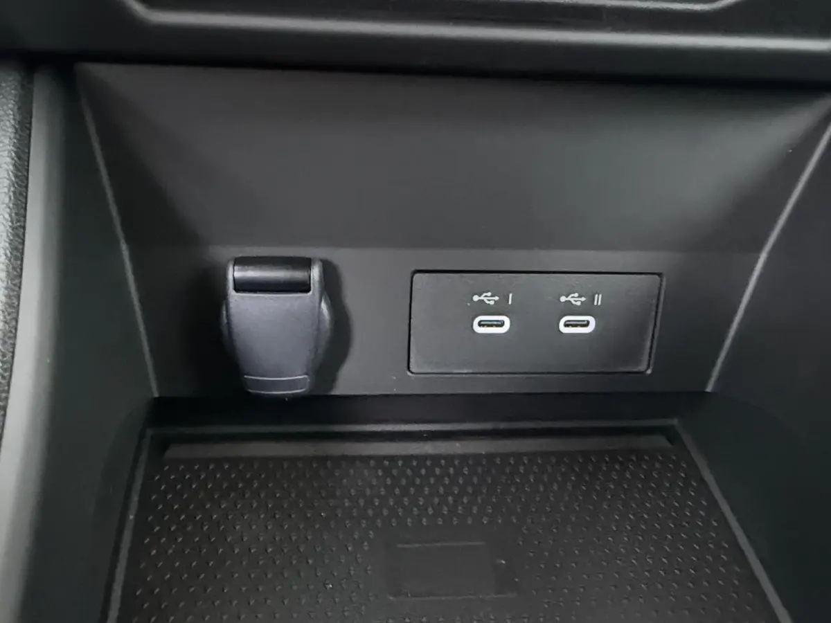 evolution full hybrid E-Tech 160 | pack navigation & comfort | verlenging connected services openR link met vijf jaar |
