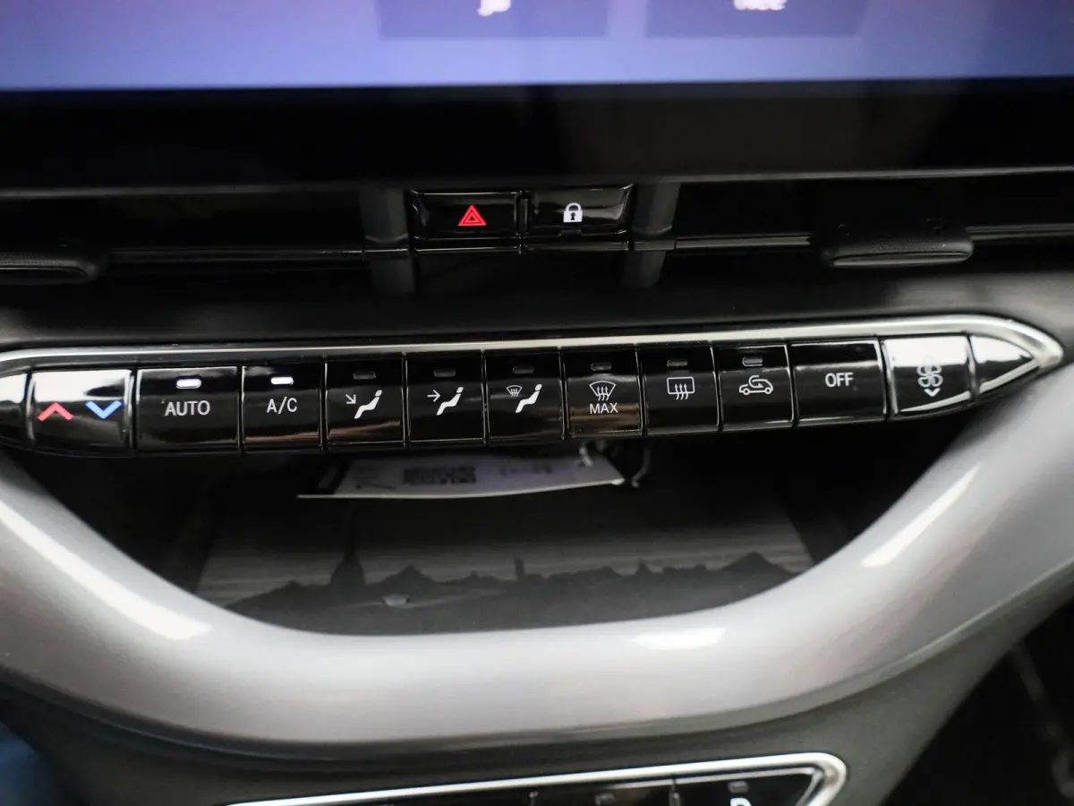 42 kWh La Prima by Bocelli | 94,12% SOH | ACHTERUITRIJCAMERA | APPLE CARPLAY - ANDROID AUTO | STOELVERWARMING | CLIMATE CONTROL | ADAPTIVE CRUISE CONTROL |