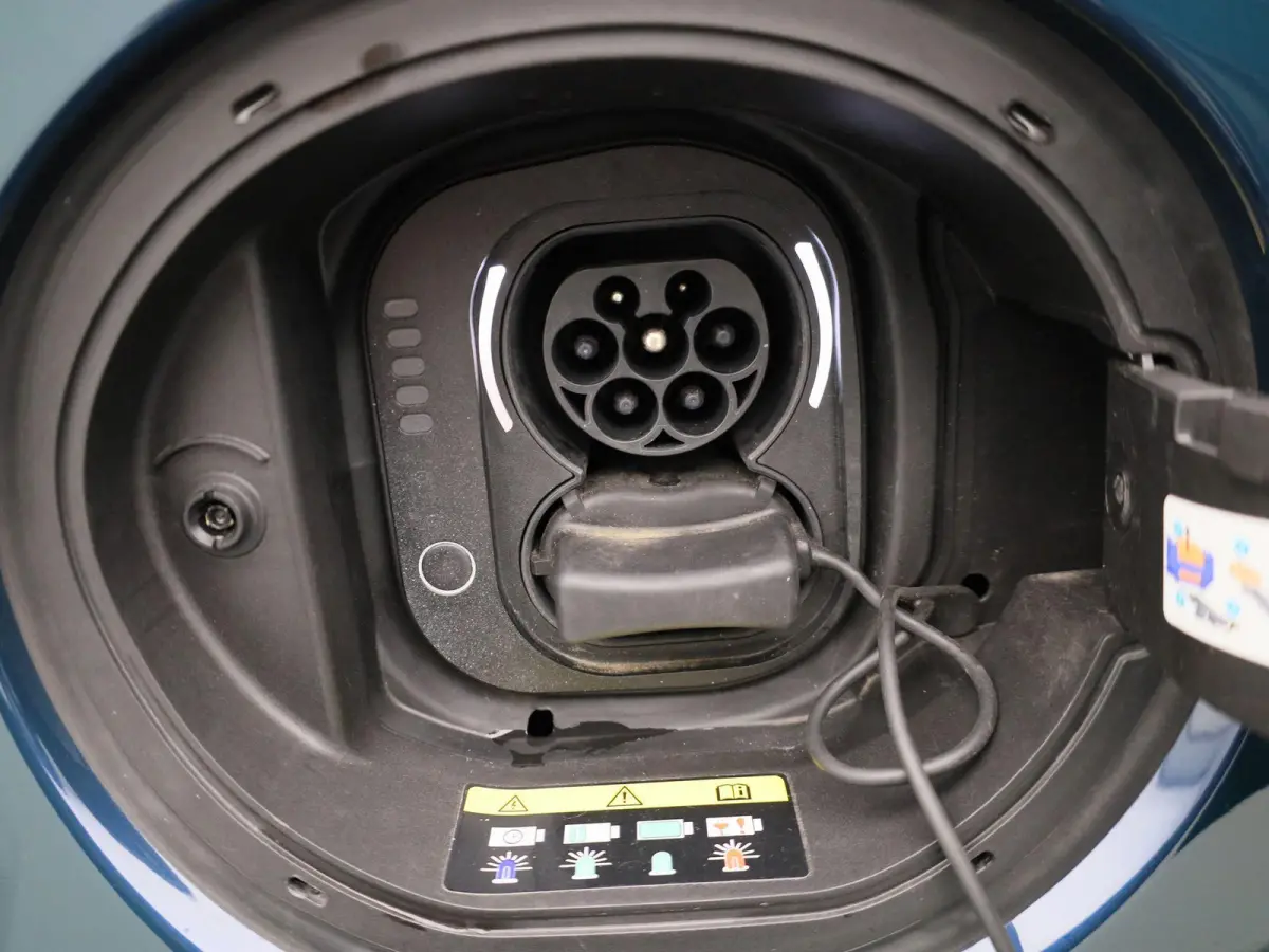 42 kWh La Prima by Bocelli | 94,12% SOH | ACHTERUITRIJCAMERA | APPLE CARPLAY - ANDROID AUTO | STOELVERWARMING | CLIMATE CONTROL | ADAPTIVE CRUISE CONTROL |