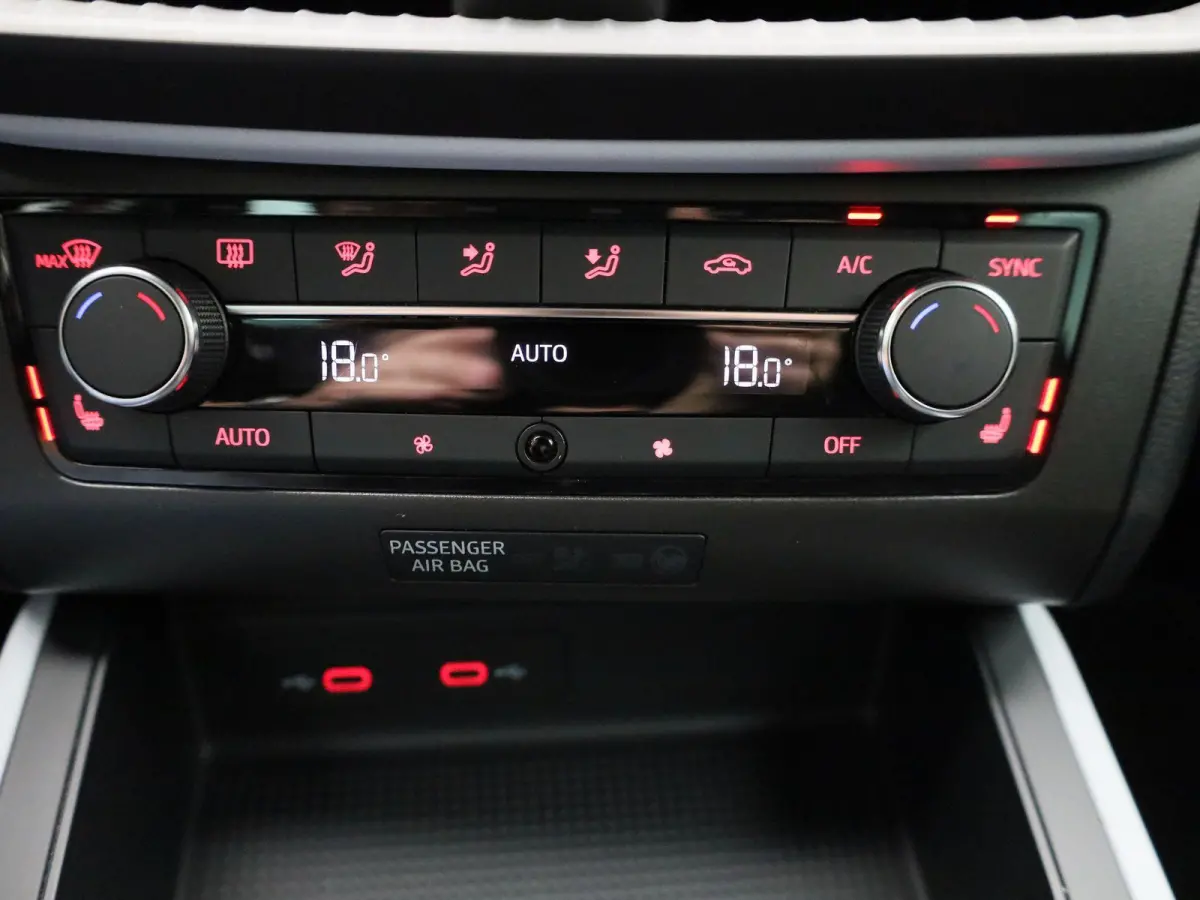 1.0 TSI Style Business Intense | Apple Carplay / Android Auto | Parkeersensoren | Stoelverwarming | Trekhaak |