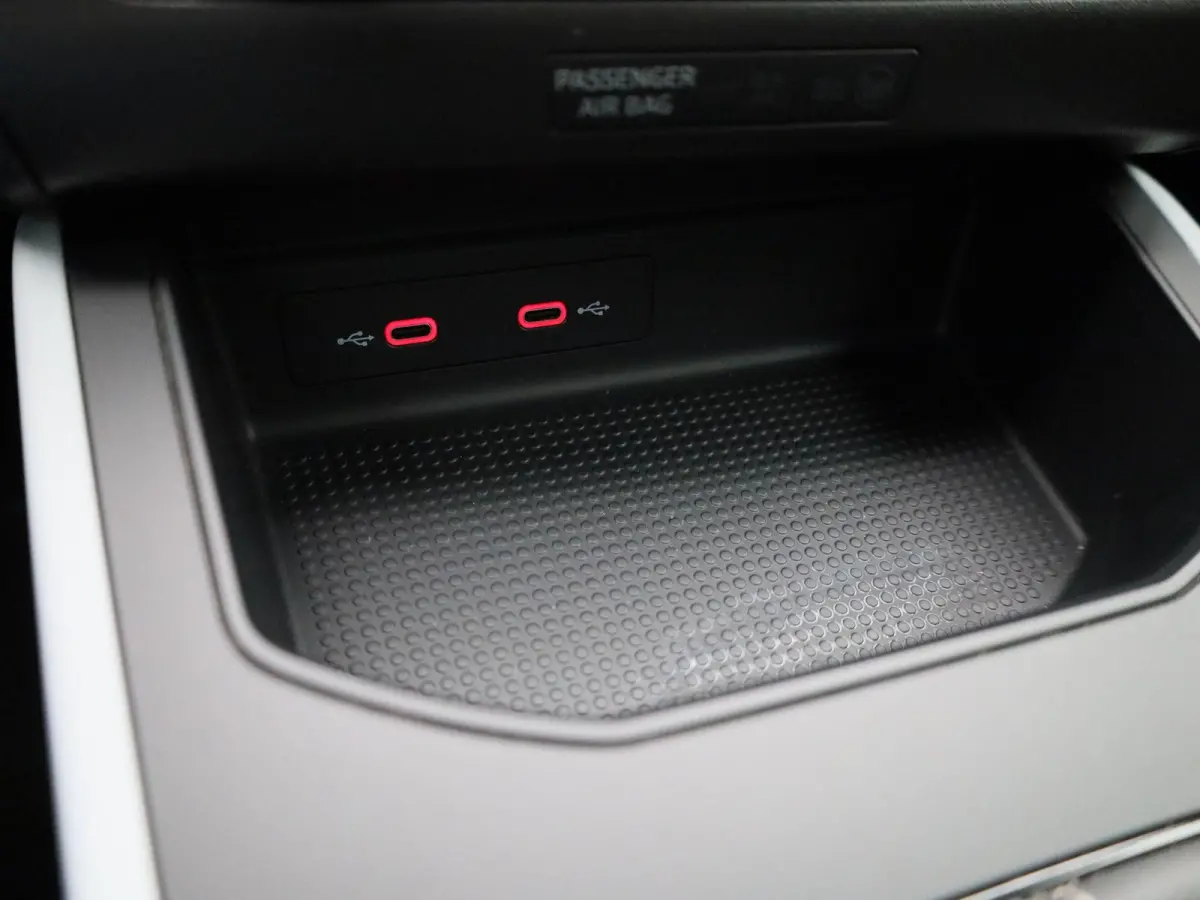 1.0 TSI Style Business Intense | Apple Carplay / Android Auto | Parkeersensoren | Stoelverwarming | Trekhaak |