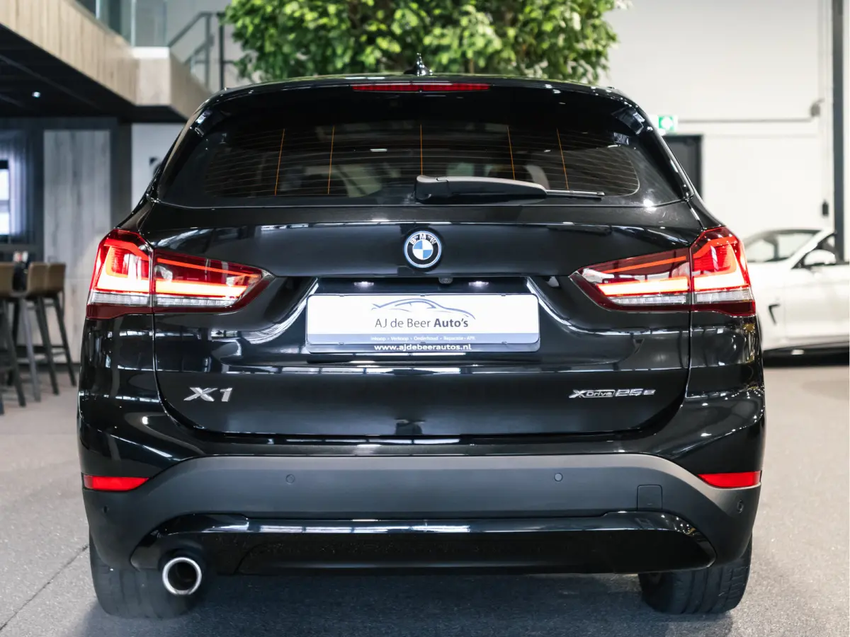 xDrive25e High Executive Sportline | Panorama | Camera | HUD | 4x4 | Stoelverwarming