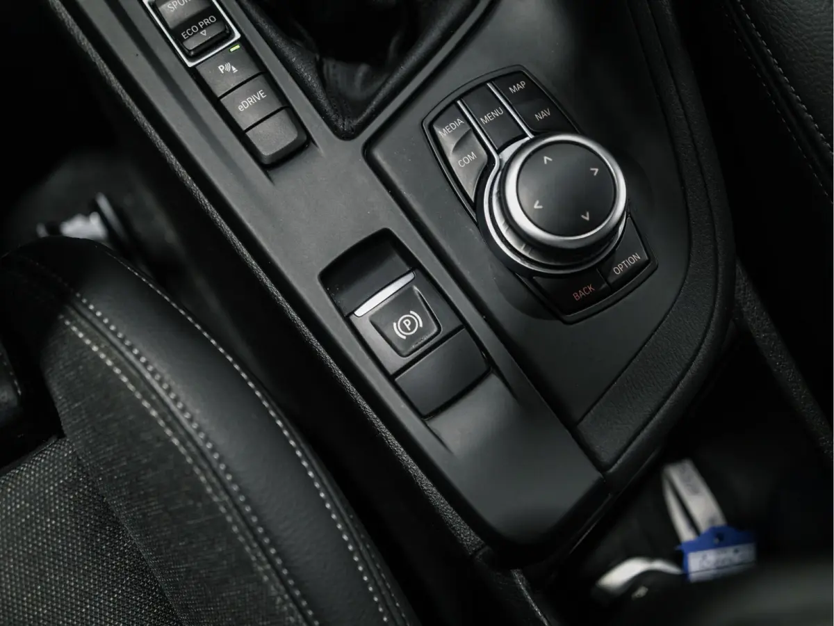 xDrive25e High Executive Sportline | Panorama | Camera | HUD | 4x4 | Stoelverwarming