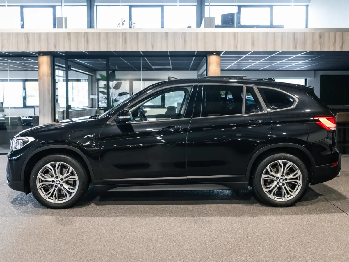 xDrive25e High Executive Sportline | Panorama | Camera | HUD | 4x4 | Stoelverwarming