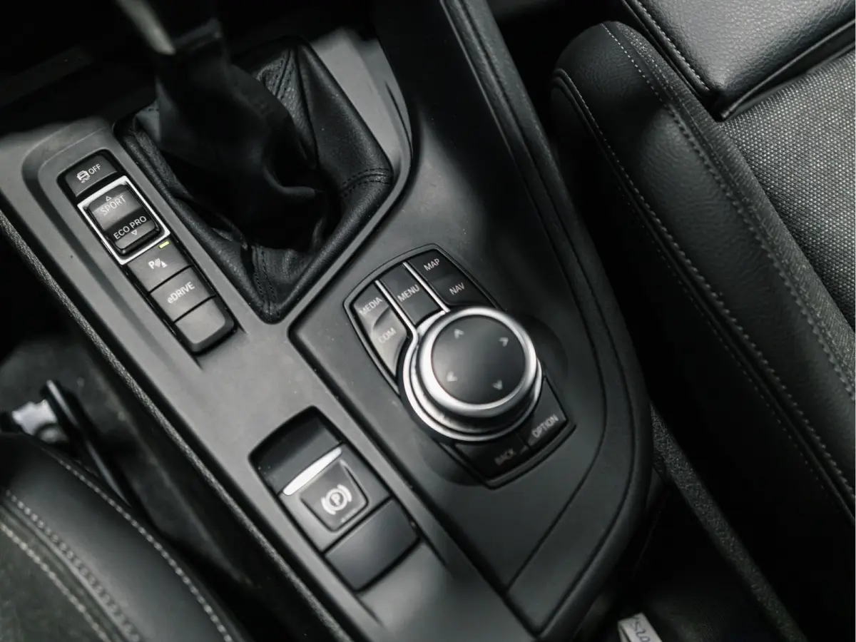 xDrive25e High Executive Sportline | Panorama | Camera | HUD | 4x4 | Stoelverwarming