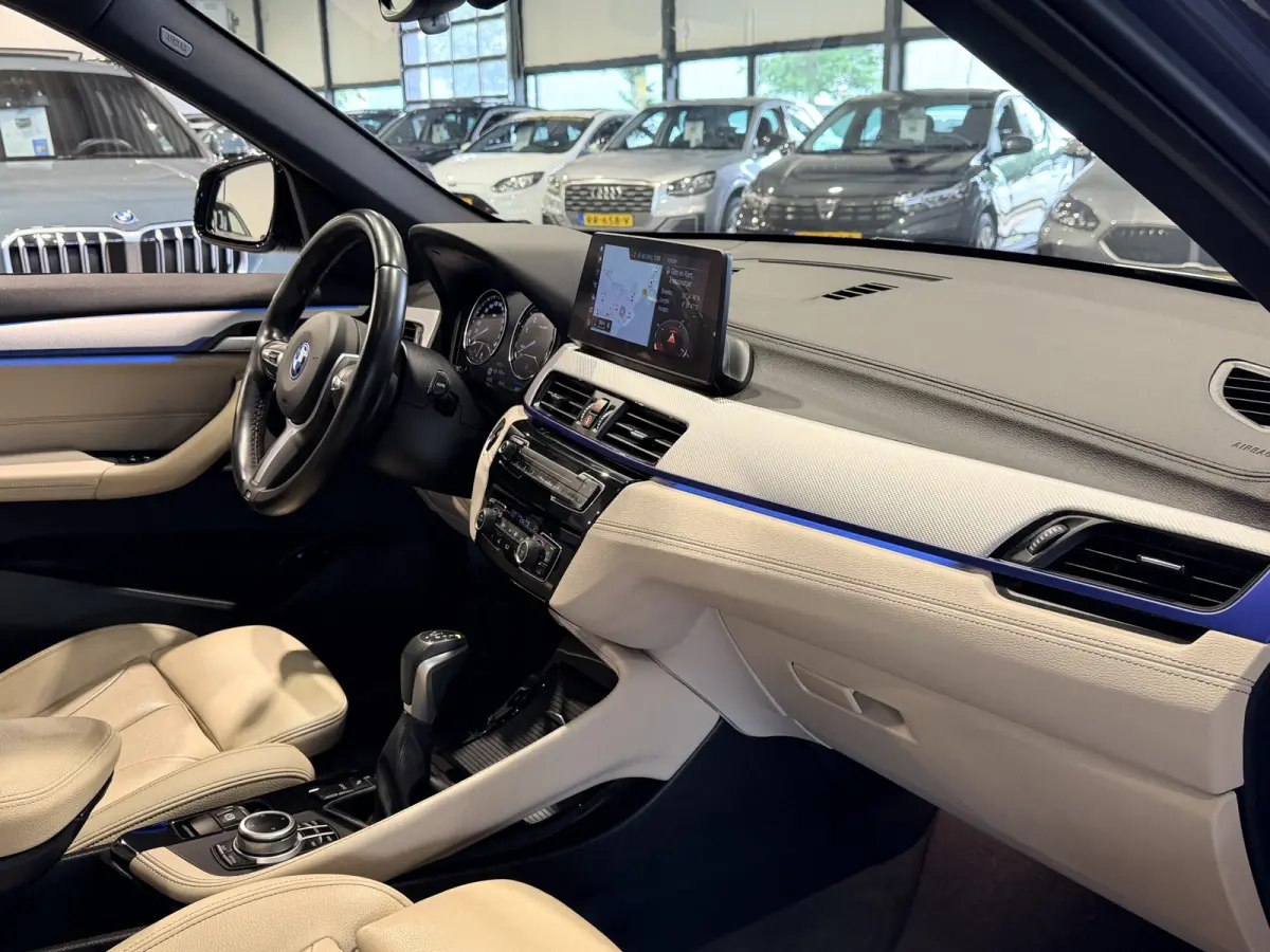 xDrive25e High Executive M-Sport | Panorama | Crème leder | Camera | Navigatie Plus