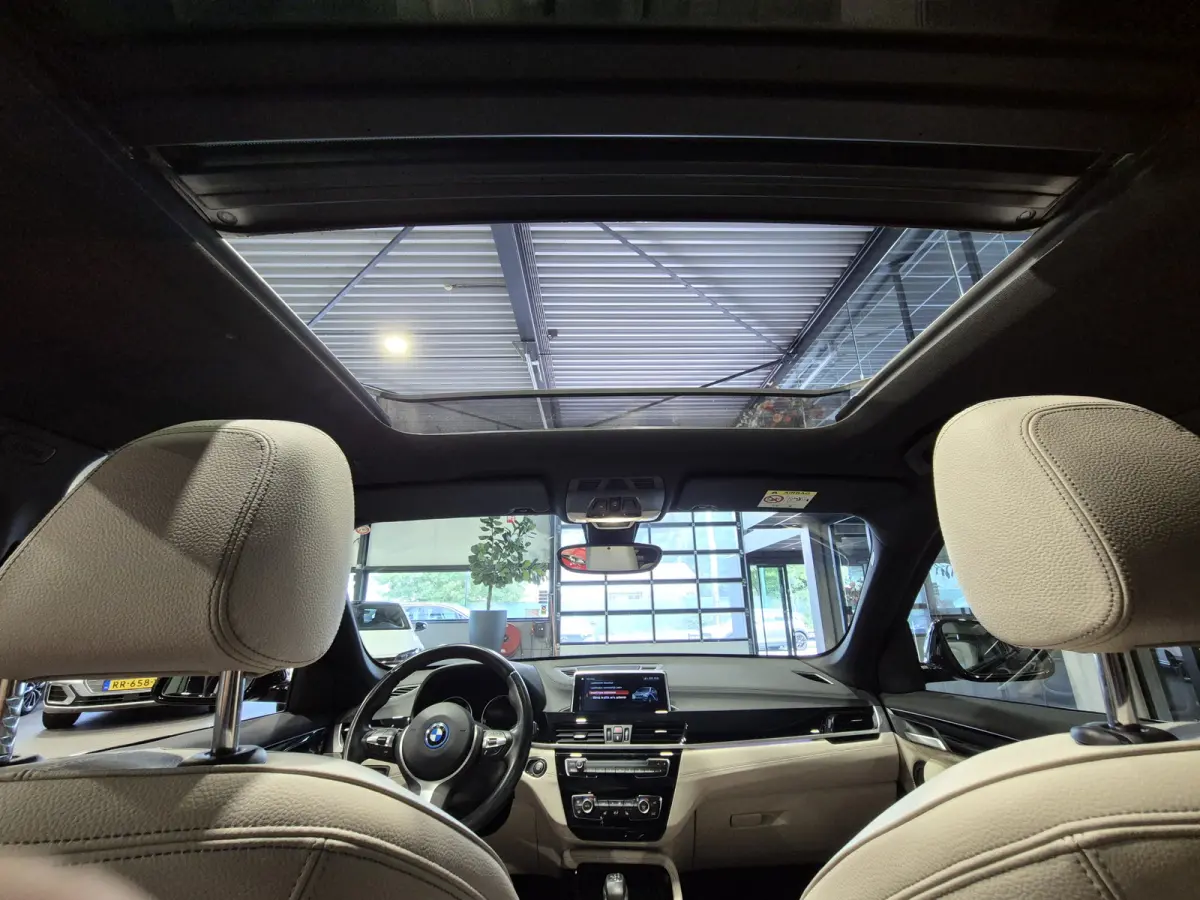 xDrive25e High Executive X-Line | Panorama | Beige leder | Camera | Stoelverw. | Carplay