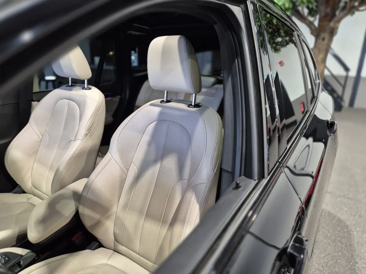 xDrive25e High Executive X-Line | Panorama | Beige leder | Camera | Stoelverw. | Carplay