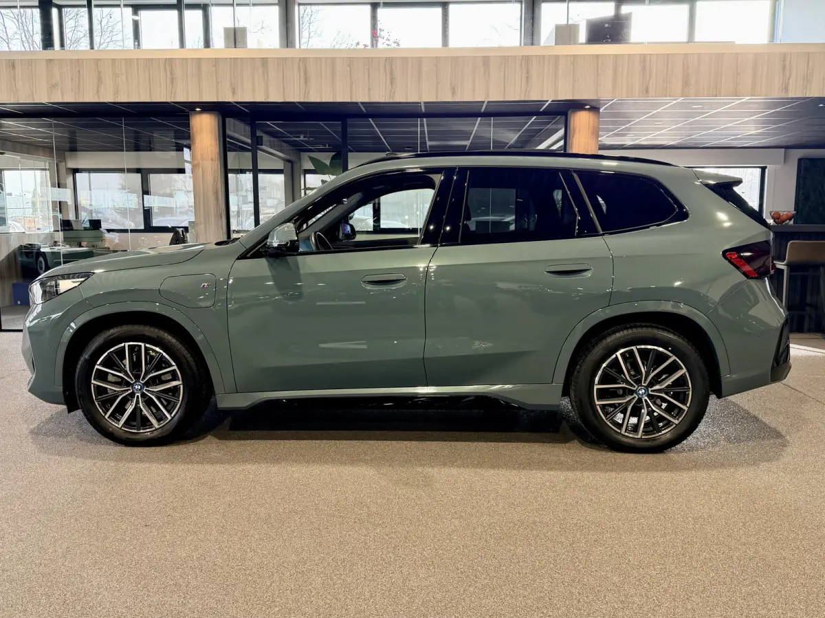 xDrive30e High Executive 326 pk M-Sport | Panorama | HUD | 360 Camera | Carplay/Android