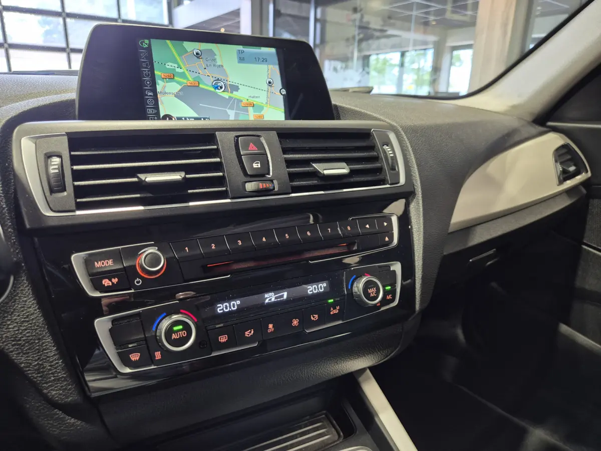 220i Centennial Executive Panorama | Open dak | LED | Navigatie | Airco