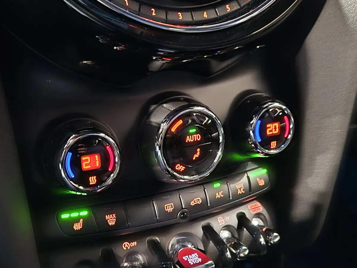 1.5 One Salt Volleder | Navigatie | CarPlay  | Leder | Stoelverwarming | LED